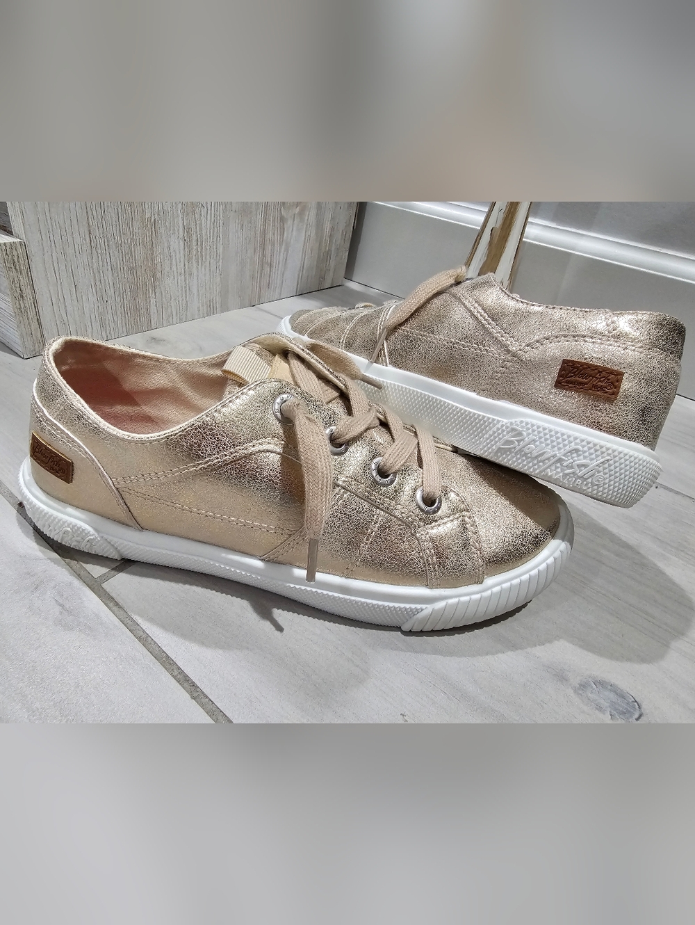 Blowfish Malibu Girls Gold Metallic Sneakers Size 4Y